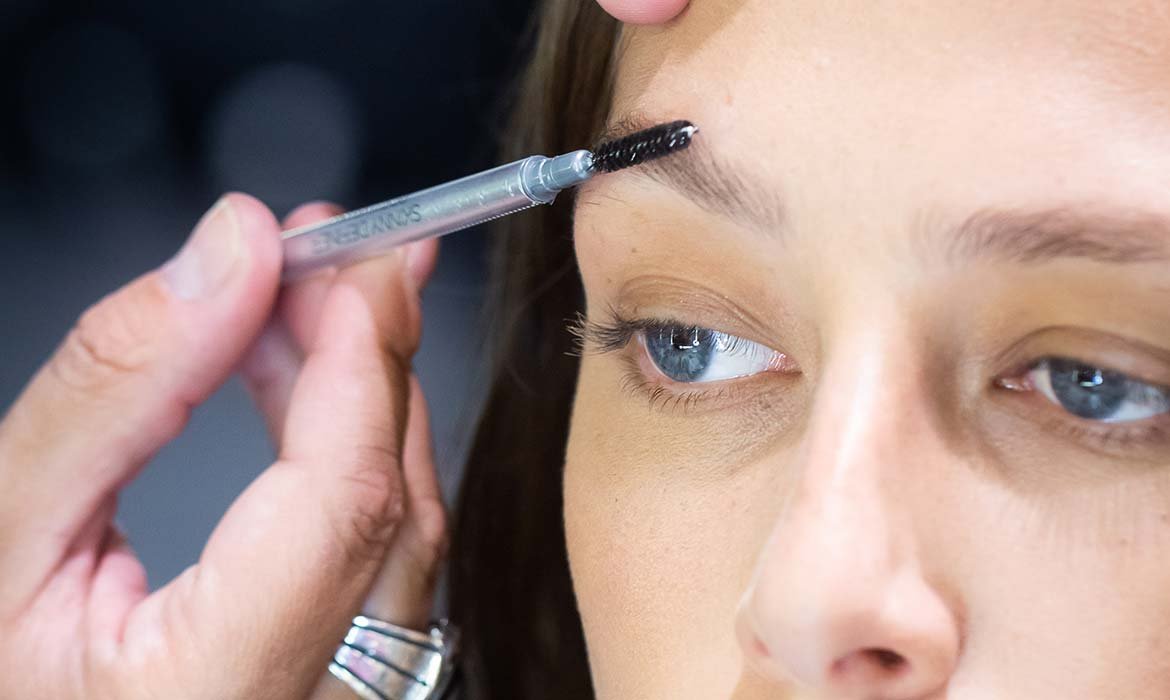 Que no sea la tendencia de maquillaje de 2021 que más pongas en práctica, no significa que no deberías. Recurre a un gel de cejas de larga duración como Unbelieva Brow de L’Oréal Paris  y apórtales volumen, color y fijación de una pasada (o varias).